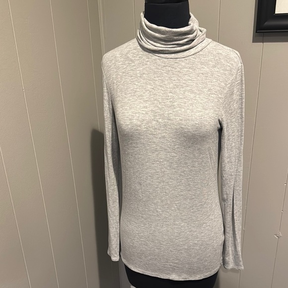 Theory Heather Gray Elezier Turtleneck Jersey Stretch Top. Medium. - Picture 1 of 3